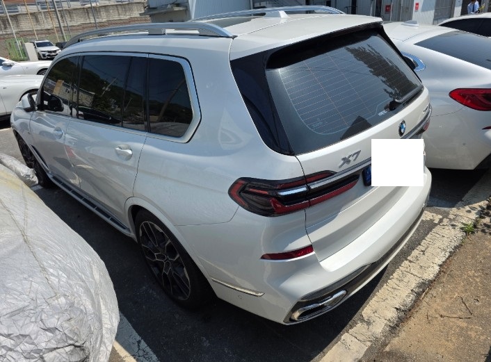 2025 BMW X7 xDrive40i, photograph 3