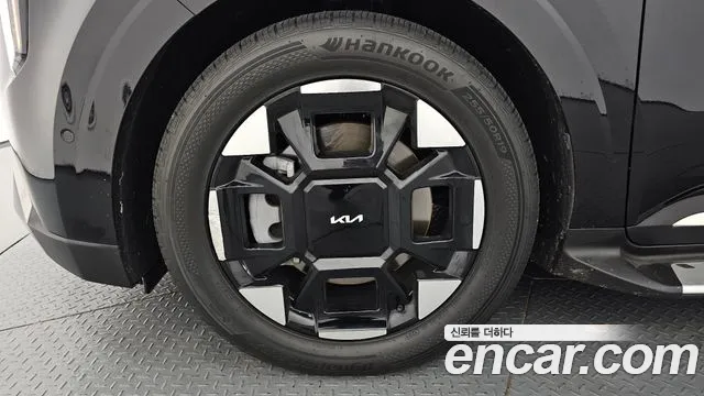 Kia Canival Gasoline 7-Seater Hi Limousine — photo 1 of 38