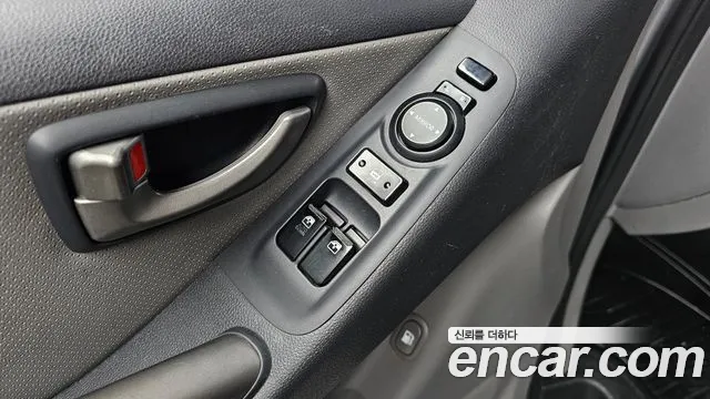 2013 Hyundai Starex 5-Seater VAN, photograph 2