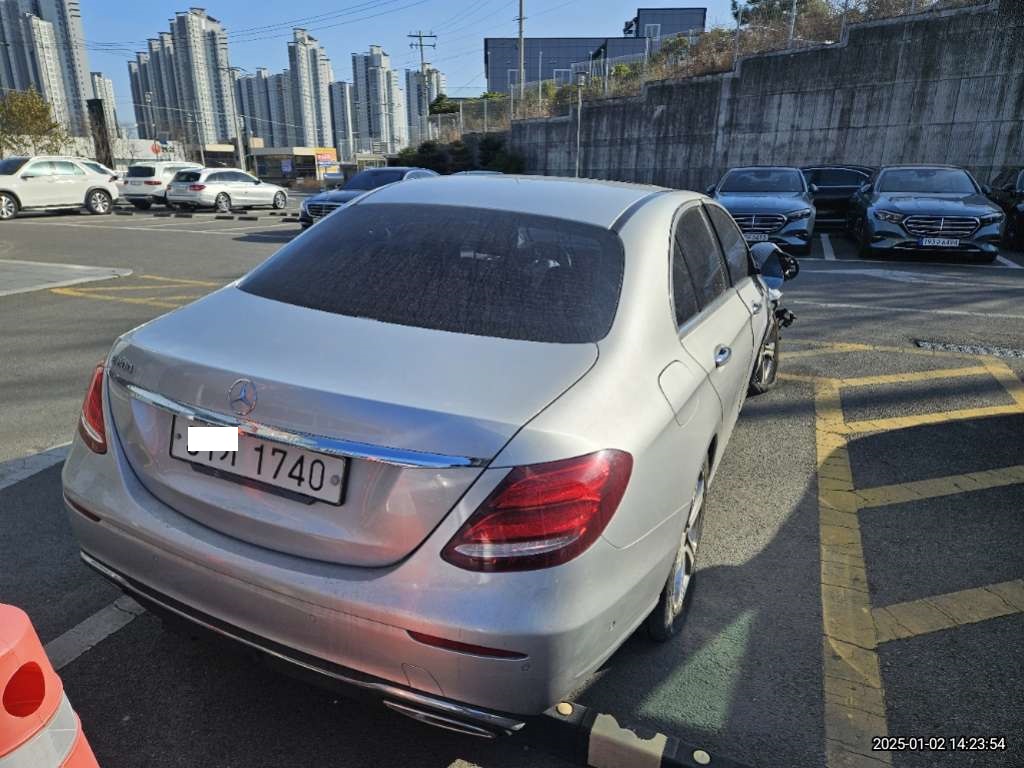 2017 Mercedes-Benz E200, photograph 4