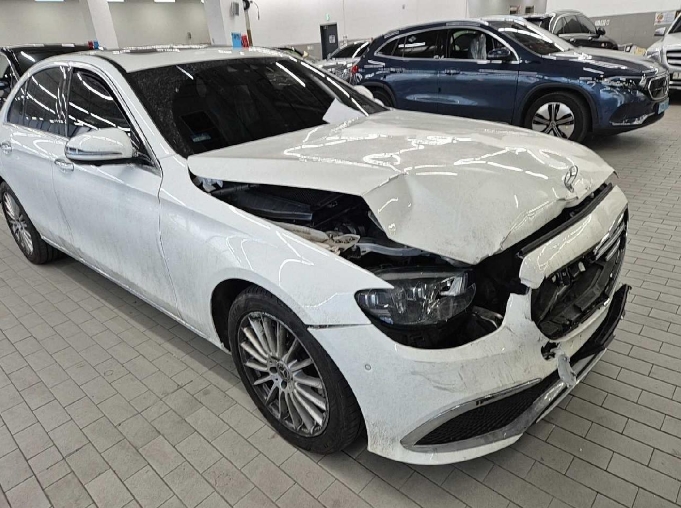2022 Mercedes-Benz E250, photograph 2