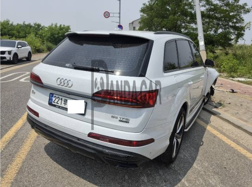 2022 Audi Q7 55 TFSI quattro, photograph 4