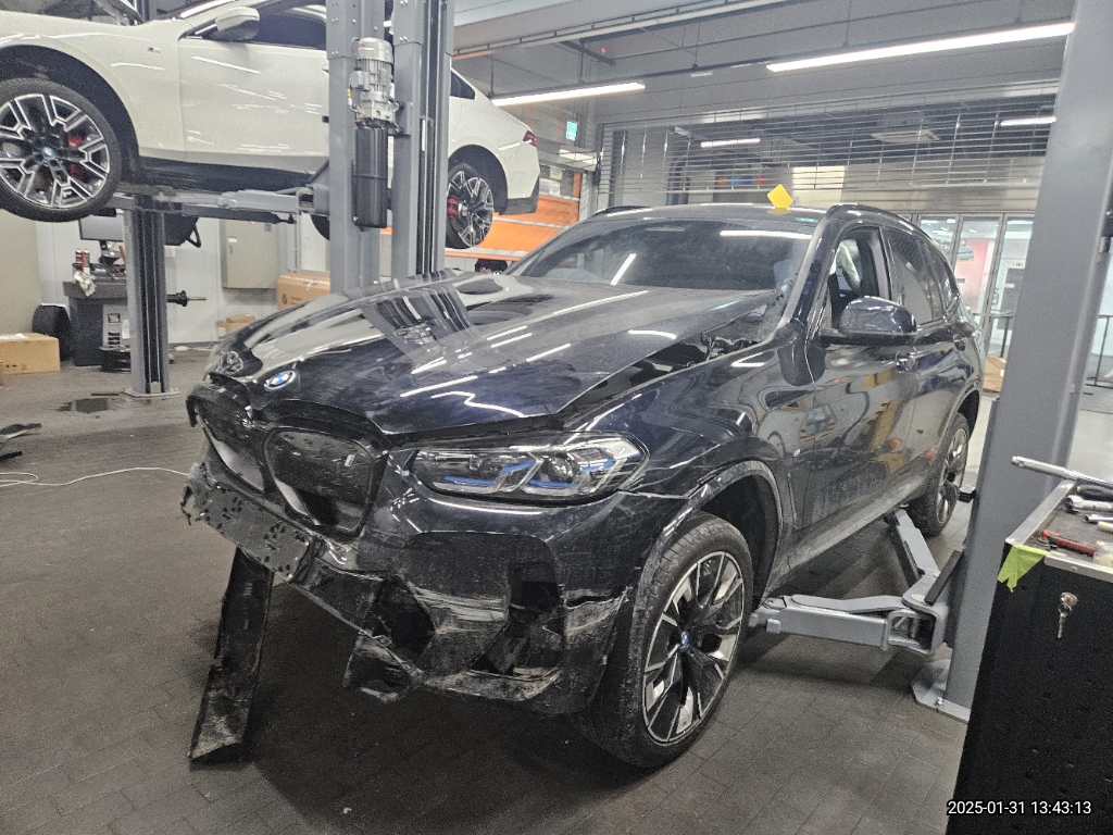 2023 BMW iX3 M Sport, photograph 2