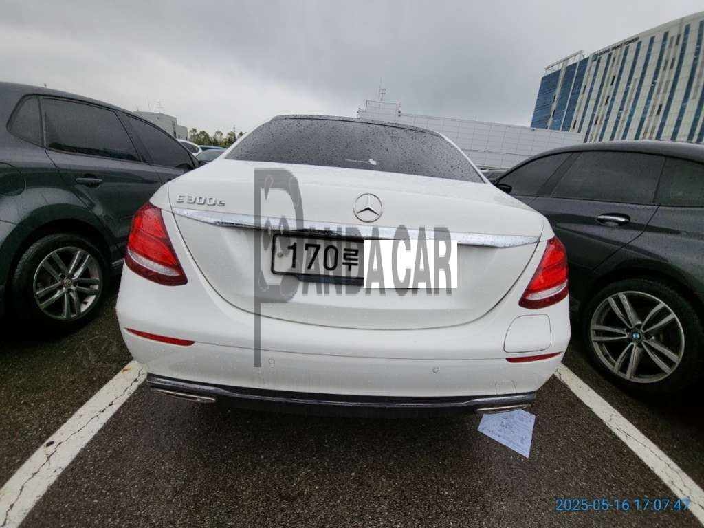 2019 Mercedes-Benz Benz E 300 e, photograph 5