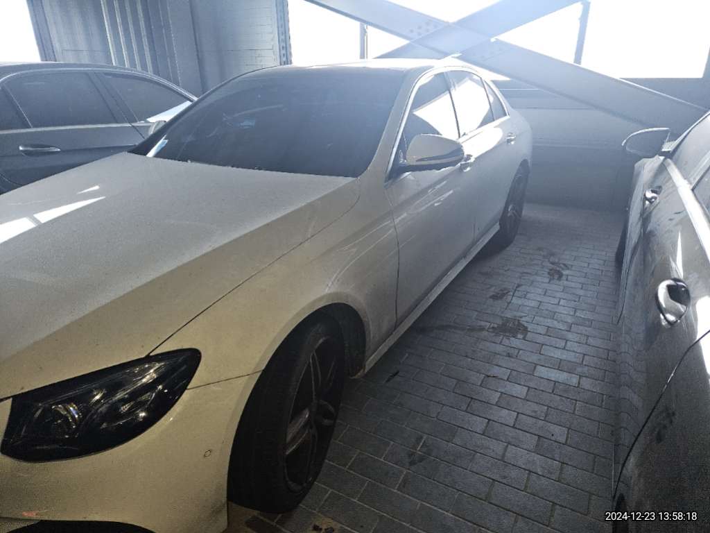 2017 Mercedes-Benz E300, photograph 2