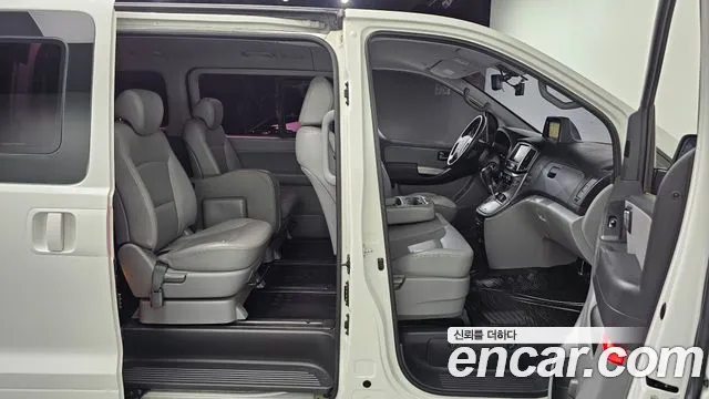 2020 Hyundai Starex 4WD Wagon 12-Seater, photograph 3