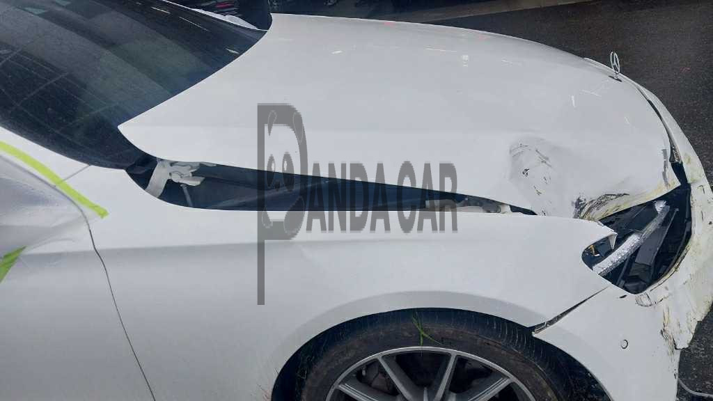 2022 Mercedes-Benz E300 e 4MATIC, photograph 3