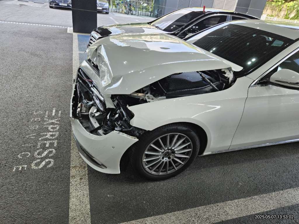 2021 Mercedes-Benz E250, photograph 2