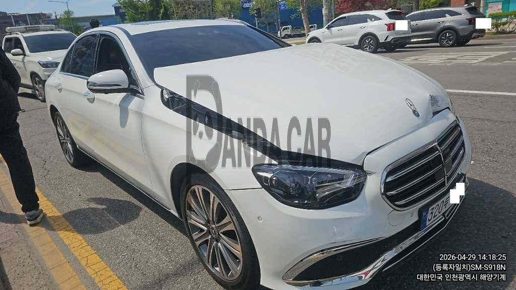 2023 Mercedes-Benz E300 e 4MATIC, photograph 2