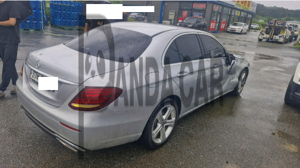 2017 Mercedes-Benz E200, photograph 3