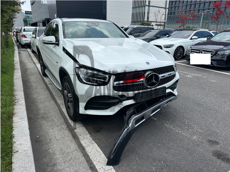 2021 Mercedes-Benz GLC300 e 4MATIC Coupe, photograph 4