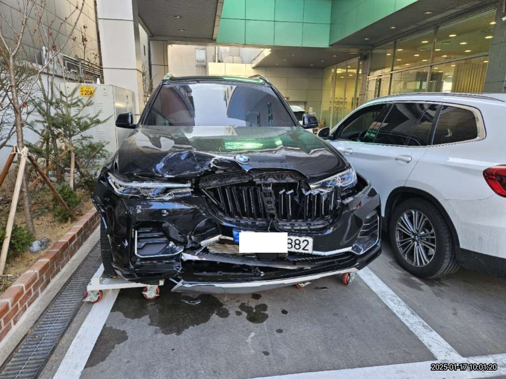 2021 BMW X7 xDrive40i, photograph 1