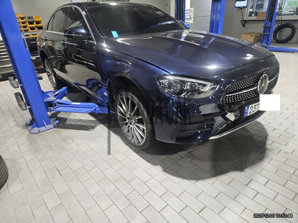 2022 Mercedes-Benz E350 4MATIC, photograph 3