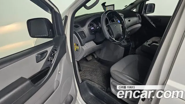 2017 Hyundai Starex 4WD 12-Seater Wagon, photograph 2