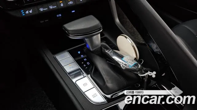 Hyundai AVANTE 1.6 — photo 1 of 20