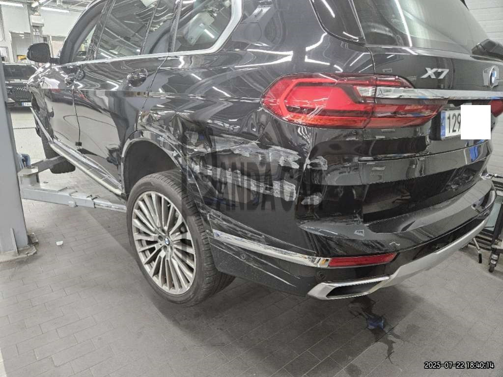 2020 BMW X7 xDrive 30d Design Pure Excellence, photograph 2