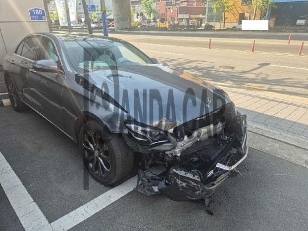 2017 Mercedes-Benz E300, photograph 1