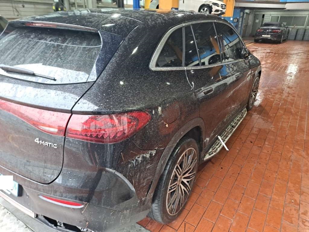 2023 Mercedes-Benz EQE500 4MATIC SUV, photograph 2