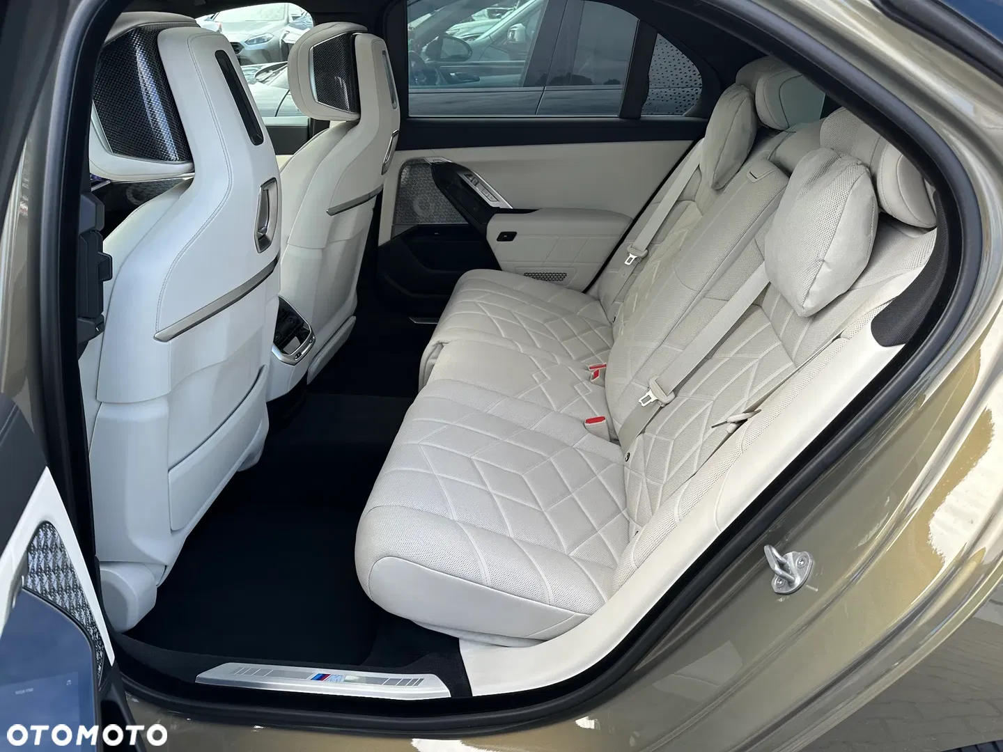 2025 BMW Seria 7 M760e PHEV xDrive Individual Edition sport, photograph 7