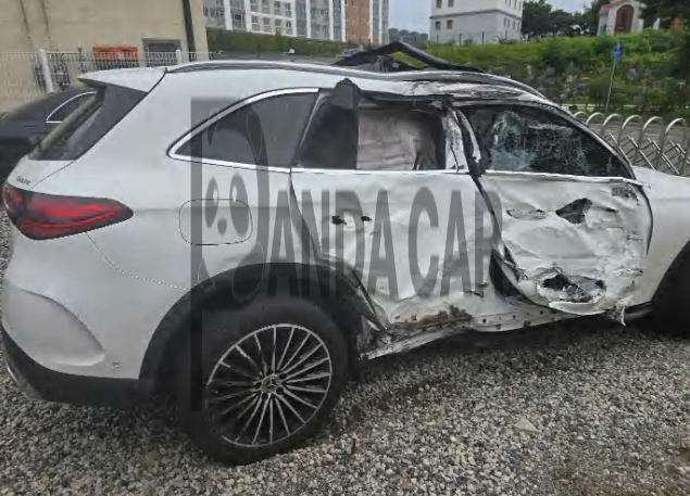 2023 Mercedes-Benz GLC300 4MATIC, photograph 2