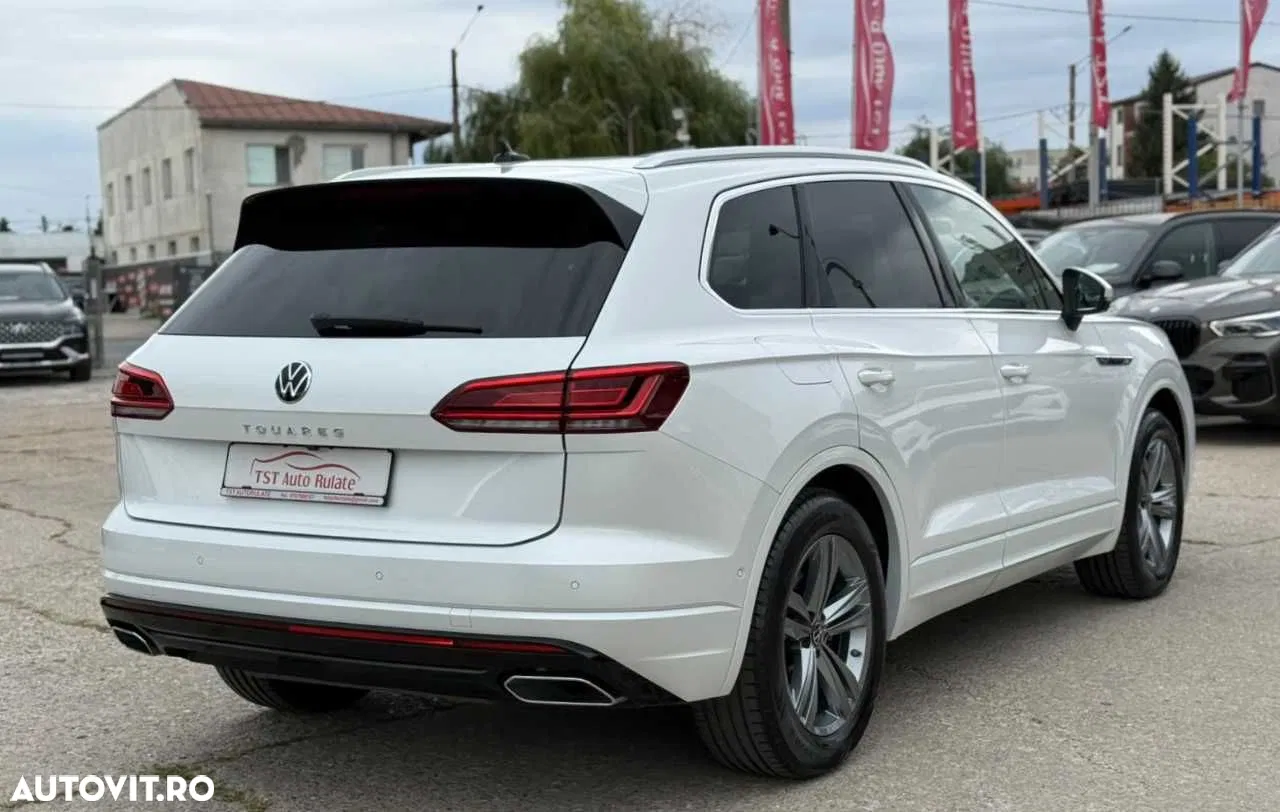 2022 Volkswagen Touareg, photograph 8