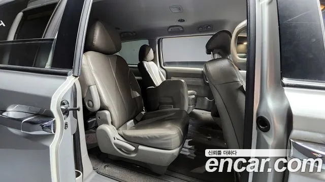 Kia Canival Grand Carnival GLX — photo 1 of 20