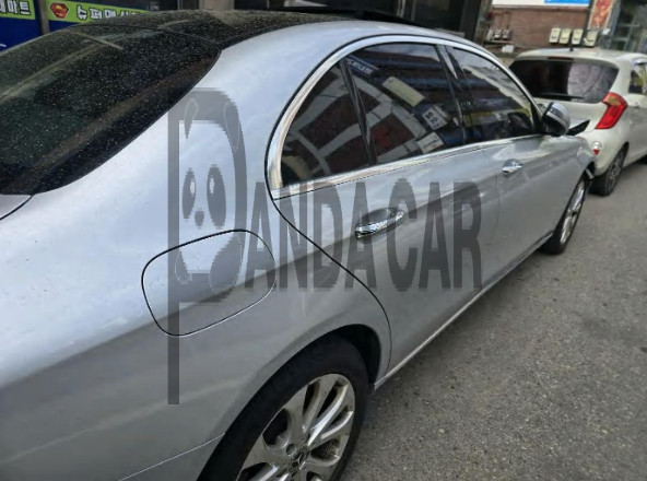 2017 Mercedes-Benz E300, photograph 3