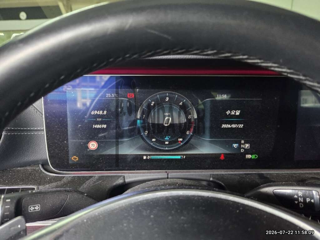 2017 Mercedes-Benz E220 d Coupe, photograph 3
