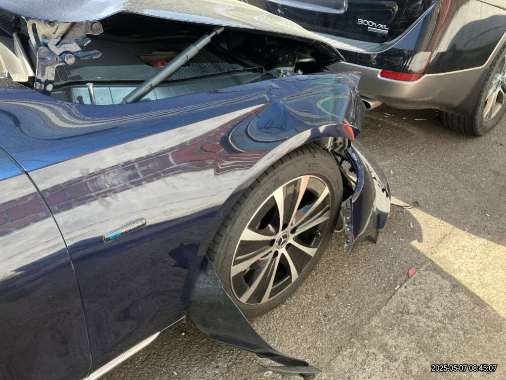 2019 Mercedes-Benz Benz E 300 e, photograph 3