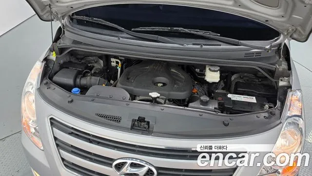 2016 Hyundai Starex 5-Seater VAN, photograph 3