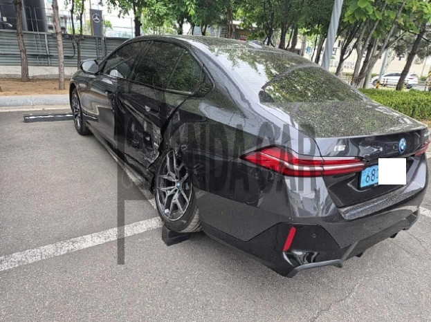 2026 BMW i5 eDrive40, photograph 2