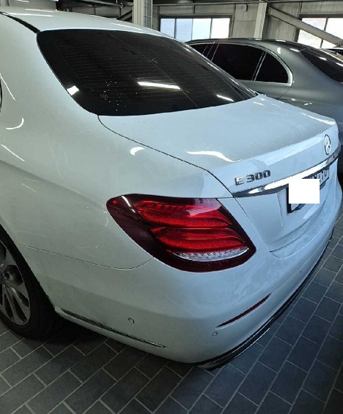 2020 Mercedes-Benz E 300 4MATIC, photograph 1