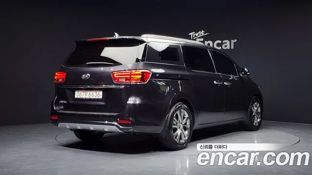 Kia Canival 9-Seater Noblesse — photo 1 of 20