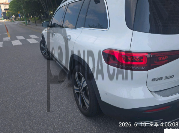 2022 Mercedes-Benz EQB300 4MATIC, photograph 6