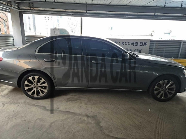 2020 Mercedes-Benz E 300 4MATIC, photograph 3