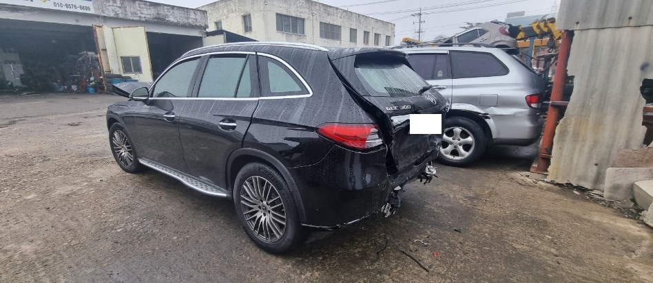 2025 Mercedes-Benz GLC300 4MATIC, photograph 4