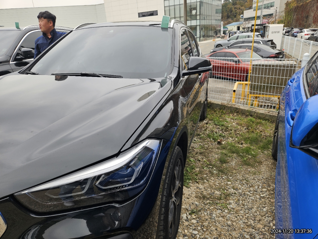 2022 BMW X1 xDrive20i, photograph 2