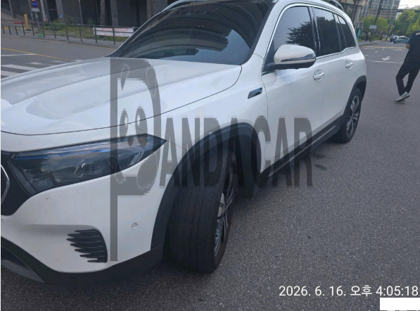 2022 Mercedes-Benz EQB300 4MATIC, photograph 4
