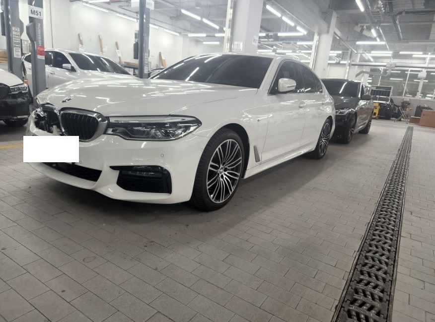 2020 BMW 530i xDrive M Sport Package, photograph 2