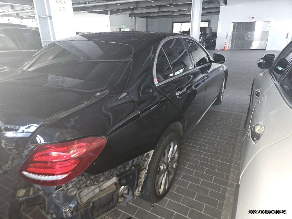 2018 Mercedes-Benz E220 d 4Matic, photograph 2