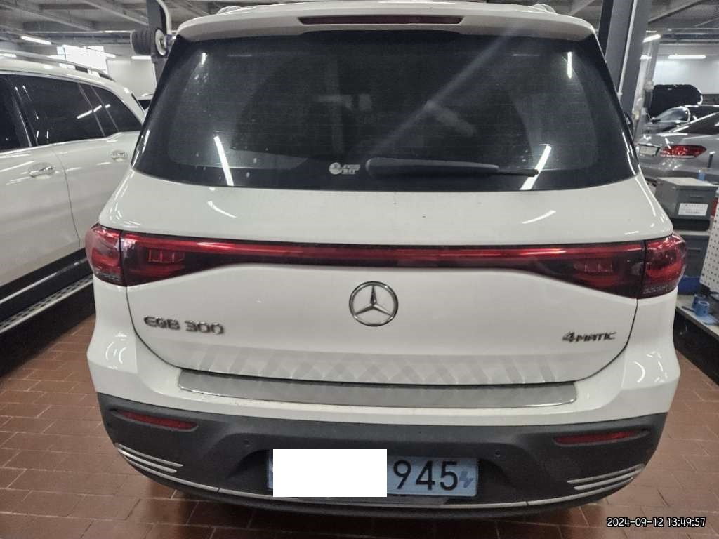 2023 Mercedes-Benz EQB300 4MATIC, photograph 2