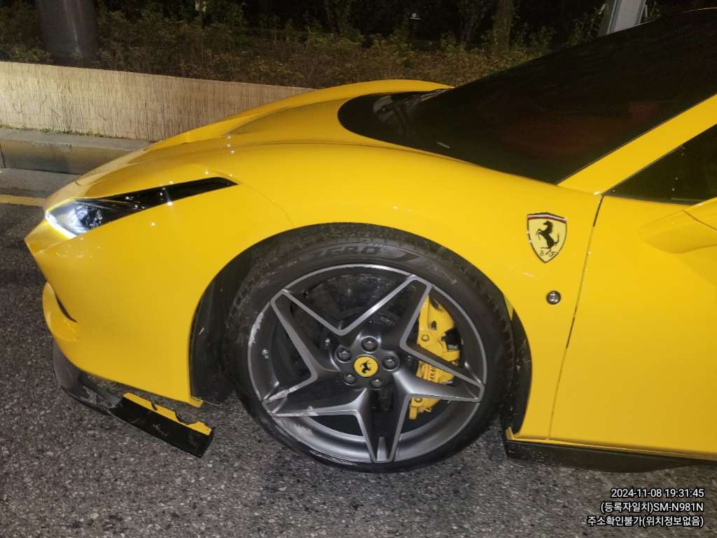 2022 Ferrari F8 Spider, photograph 5