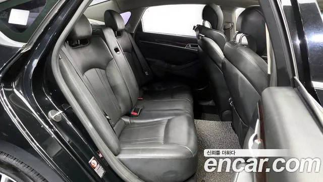 2015 Hyundai Genesis G330 Modern AWD, photograph 4