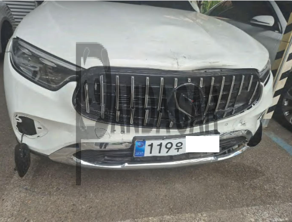 2026 Mercedes-Benz GLC 300 4MATIC Coupe, photograph 2