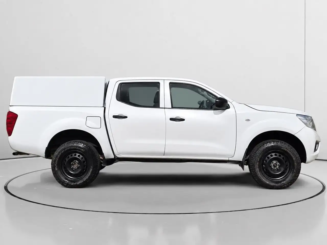 2020 Nissan Navara 2.3dCi Doble Cabina Visia, photograph 2