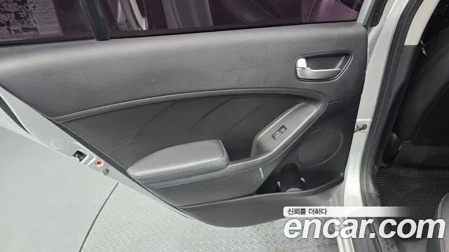 Kia K3 Trendy — photo 1 of 30