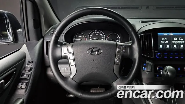2020 Hyundai Starex Van 5-Seater, photograph 3