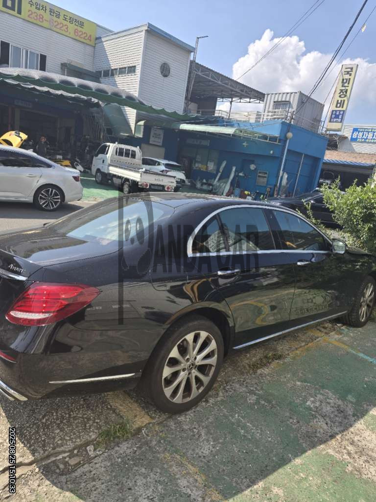 2017 Mercedes-Benz E300 4Matic, photograph 2