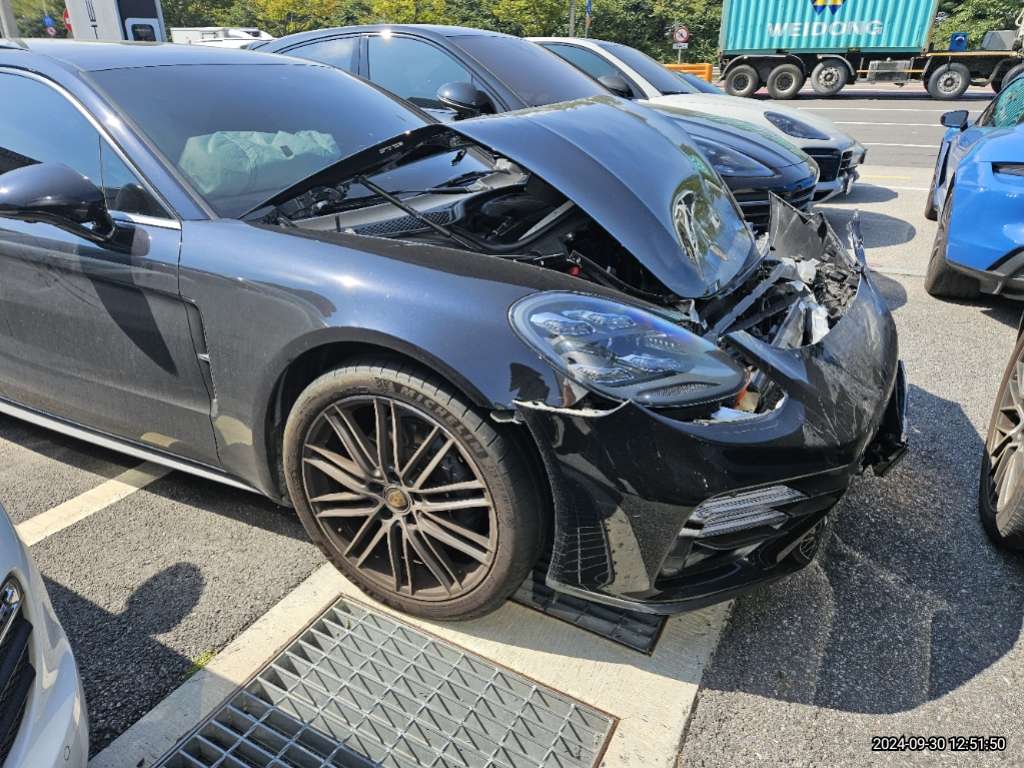 2023 Porsche Panamera 4 Executive, photograph 4