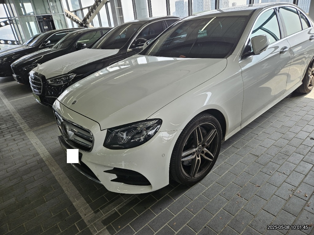 2020 Mercedes-Benz E 300 4MATIC, photograph 2